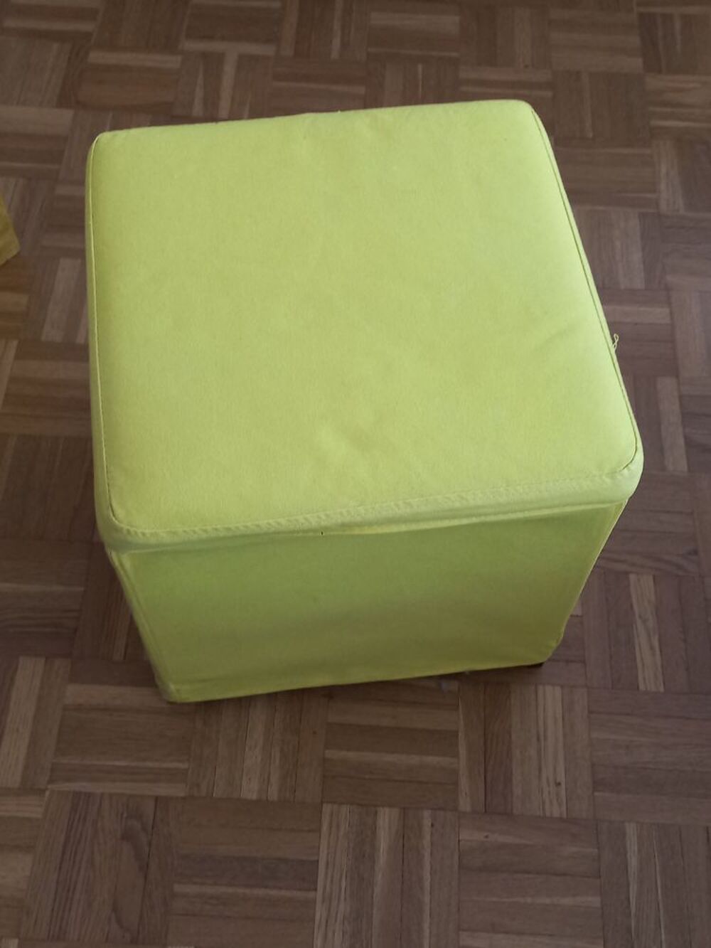 Poufs jaunes. Meubles