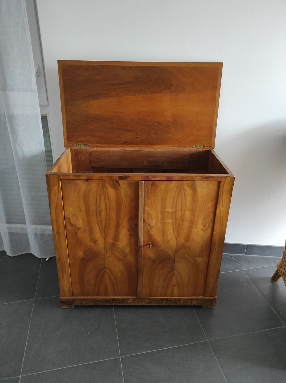 Petit buffet ou meuble de t&eacute;l&eacute;vision ou bar en noyer Meubles
