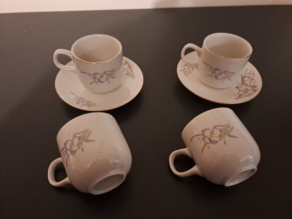 Service &agrave; caf&eacute;, 4 tasses et 2 petites assiettes Cuisine