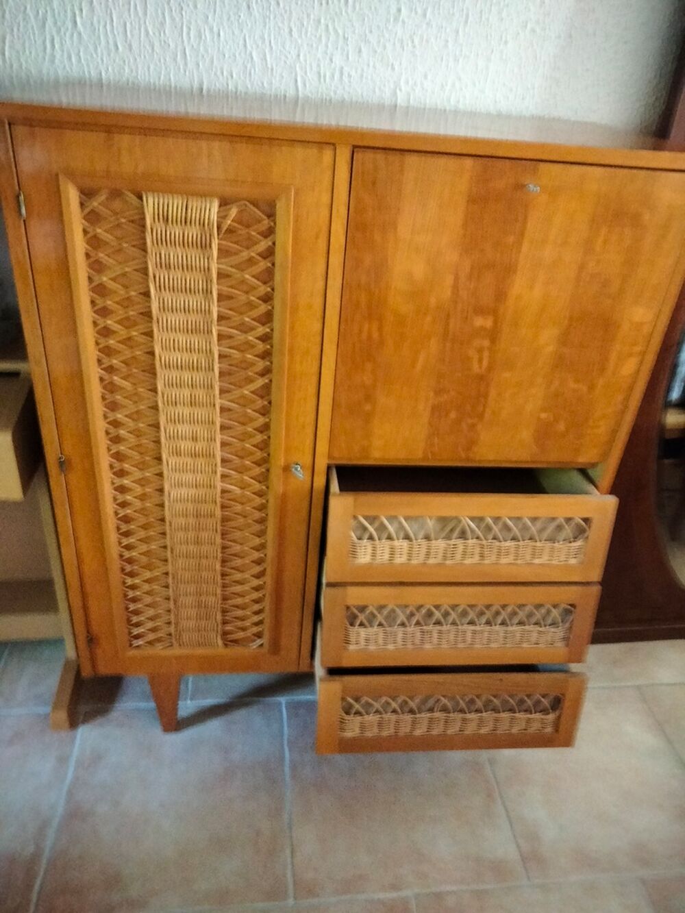 Armoire en bois vintage avec d&eacute;tails cannage Meubles
