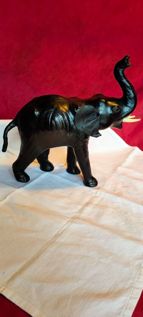 Éléphant noir en bois recouvert de papier cuir (n°3) 28 Avermes (03)