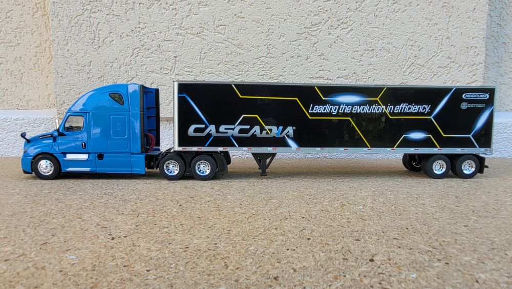 Freightliner Cascadia + semi-remorque fourgon 