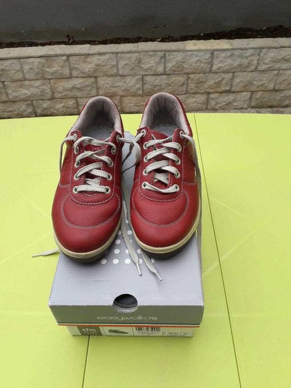 BASQUET EN CUIR MARQUE TBS Chaussures