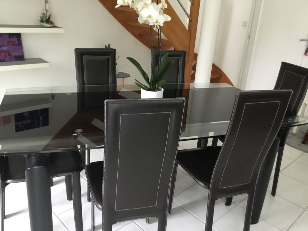 Jolie table en verre tremp&eacute;e transparente et noire 
Meubles
