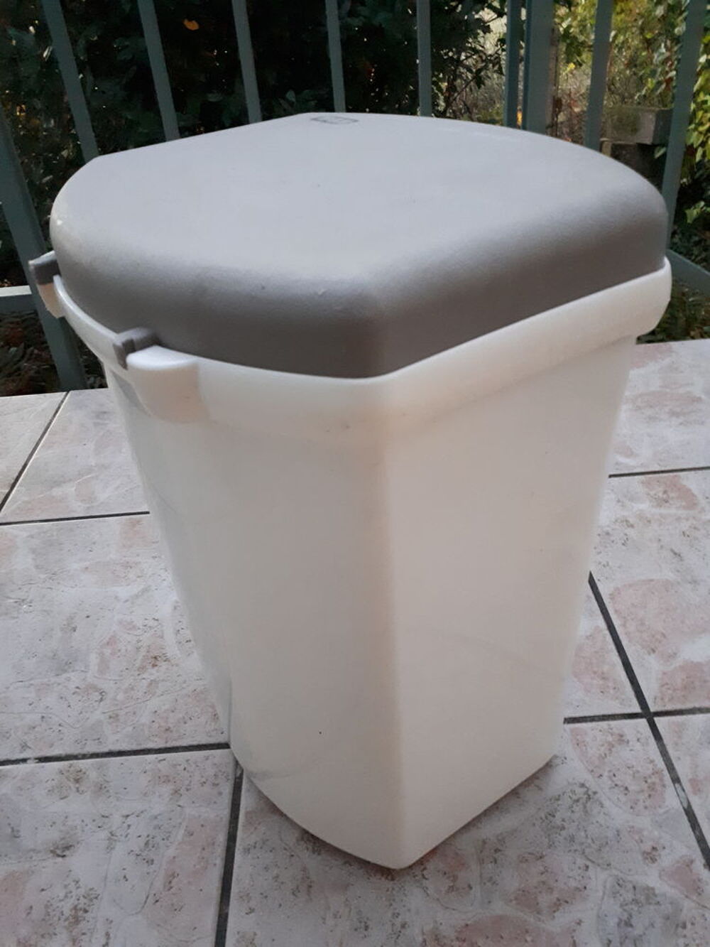 Poubelle &agrave; p&eacute;dale EDA 40 litres Bricolage