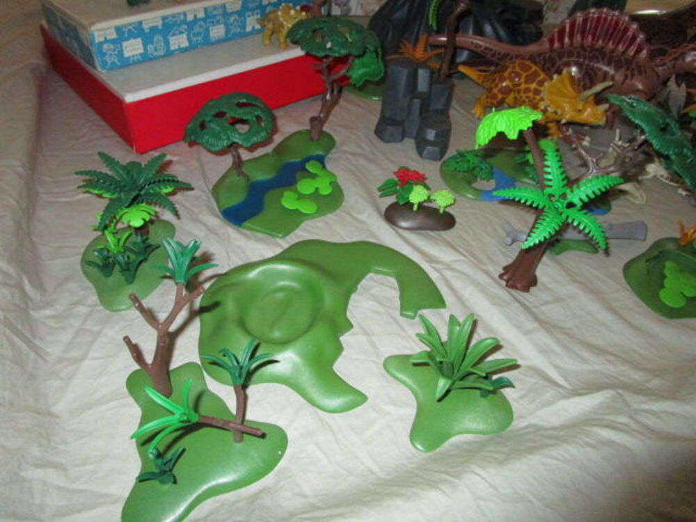 lot dinosaure playmobil + vegetation 
Jeux / jouets