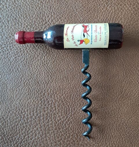 tire bouchon publicitaire 
bouteille de vin rouge 
4 Carnon Plage (34)