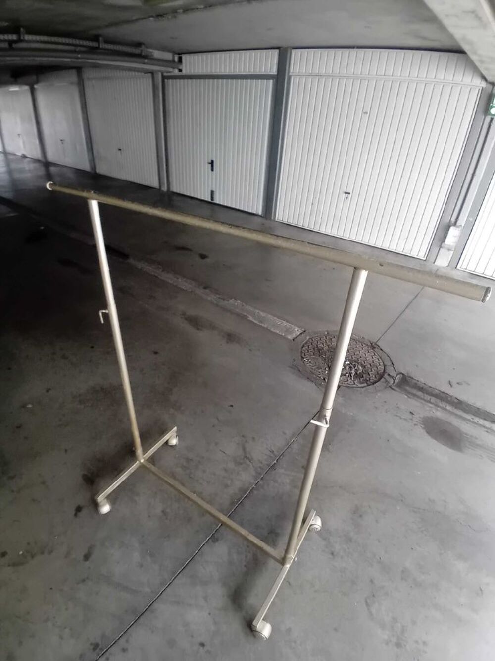 porte v&ecirc;tement dor&eacute; pro de boutique Vêtements