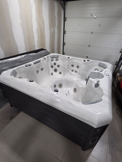 Jacuzzi wellis 7 places neuf 11000 �chenoz-la-M�line (70)