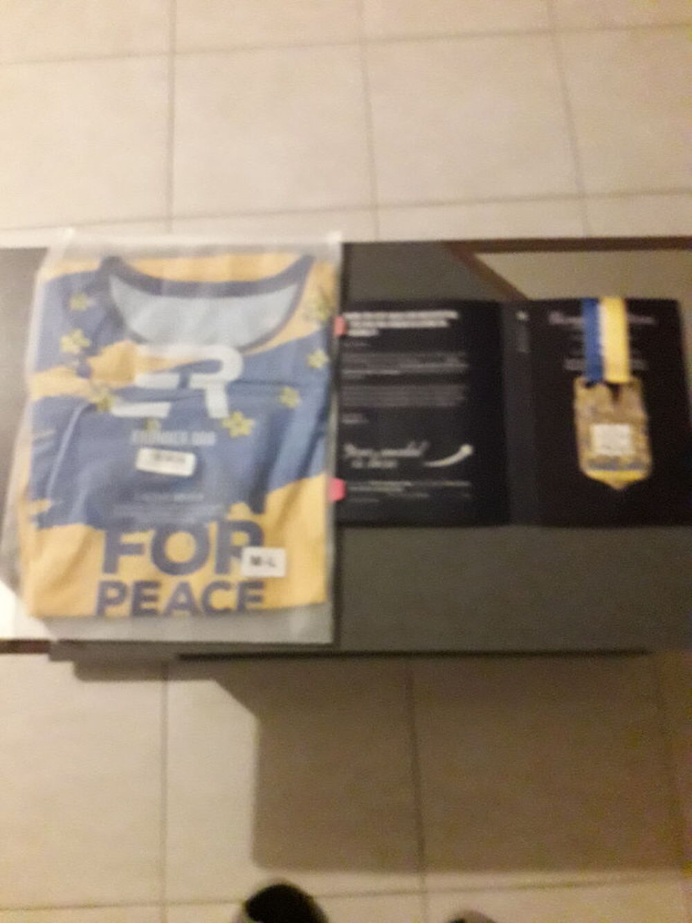 T_Shirt et m&eacute;daille associ&eacute;e : paix pour l'ukraine. Vêtements