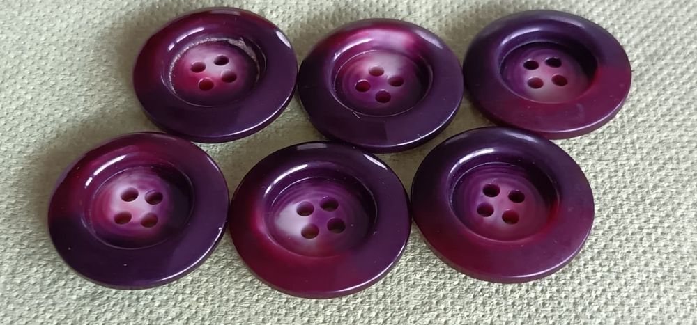 Lot Classique &amp; Doux de 12 boutons violine et mauves. Décoration