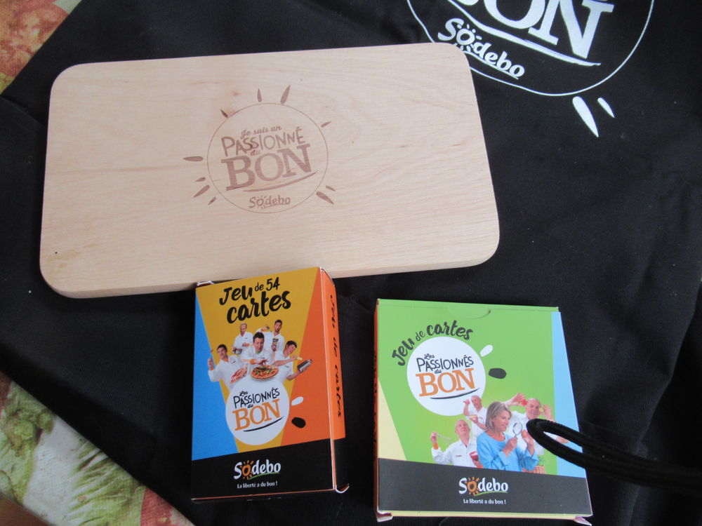 ensemble SODEBO Tablier &amp; planche &agrave; d&eacute;couper Cuisine