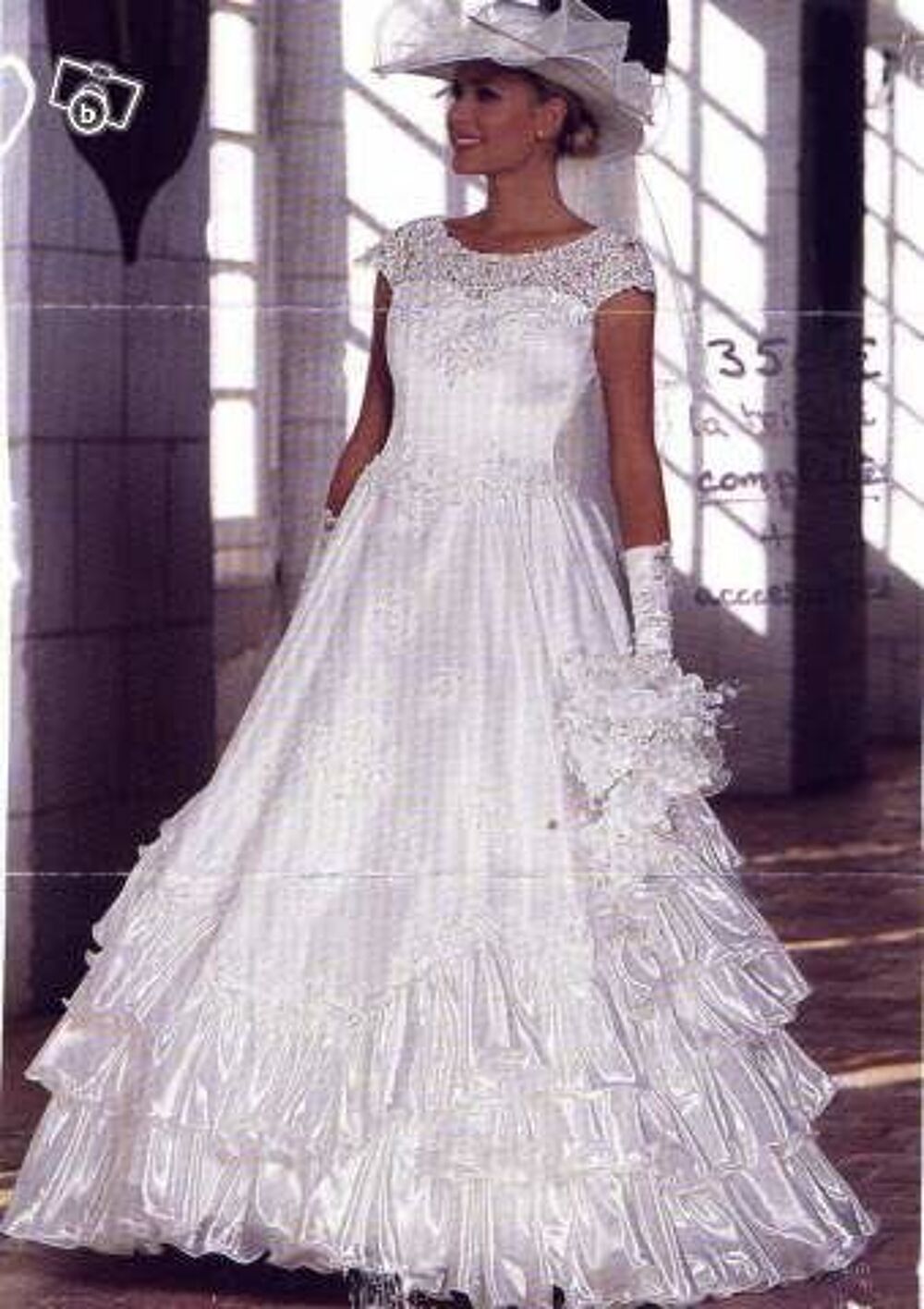 Robe de mari&eacute;e et son jupon V�tements