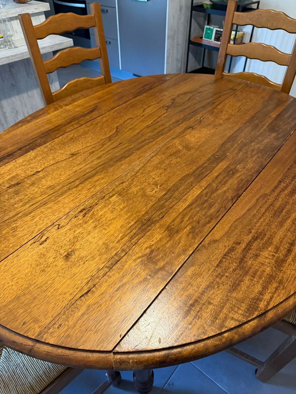 Jolie table ovale en noyer avec 4 ralonges et 6 chaises.
Meubles