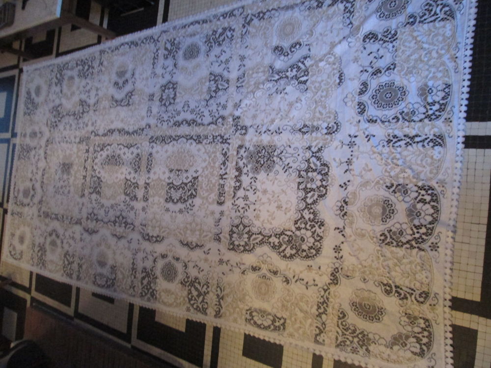 Jet&eacute; ou nappe de table en dentelle broderie blanc Décoration