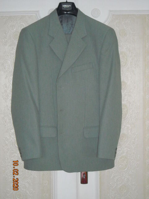 Costume homme gris clair tr�s bon �tat
18 � 18 Gramat (46)