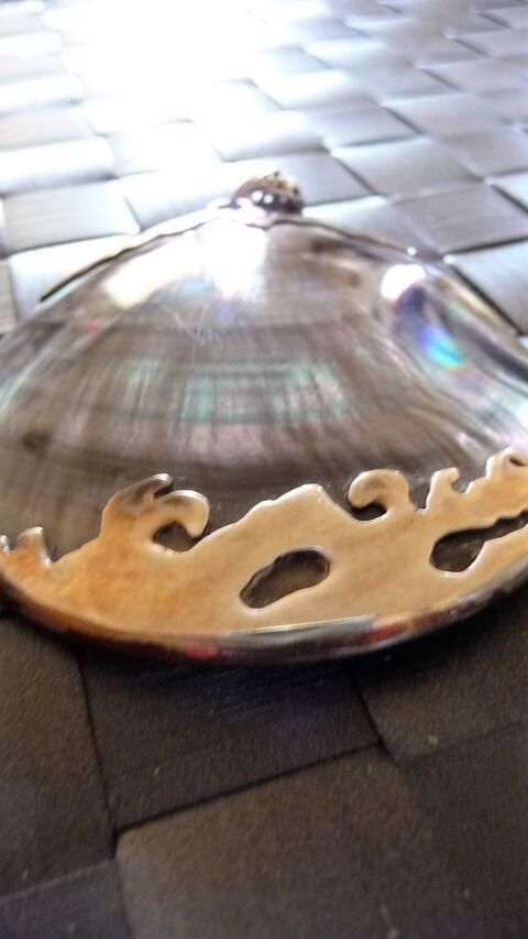 M�daillon de nacre et argent. Origine : Espagne 40 Nice (06)