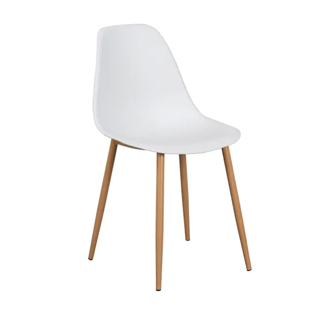 Six chaises flambant neuves sont disponibles &agrave; l'achat Meubles