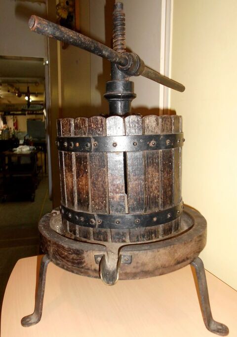petit pressoir en bois et fer forg� (ancien) d�co 250 Monflanquin (47)