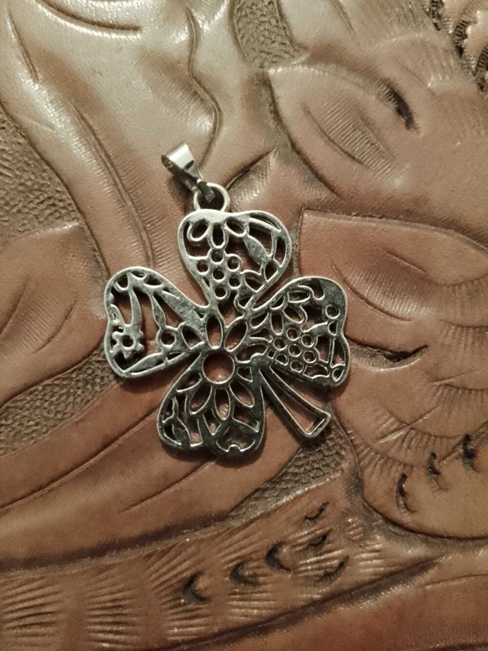 pendentif tr&egrave;fle en m&eacute;tal argent&eacute; neuf. Bijoux et montres