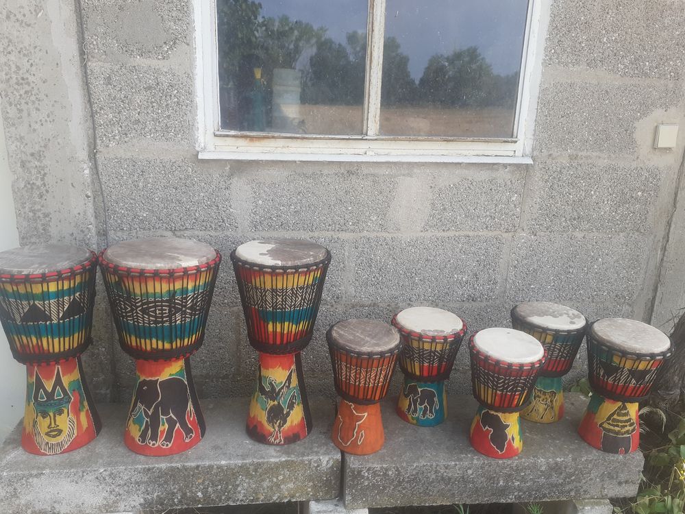 Djemb&eacute; 2 taille diff&eacute;rent et dessins . Instruments de musique