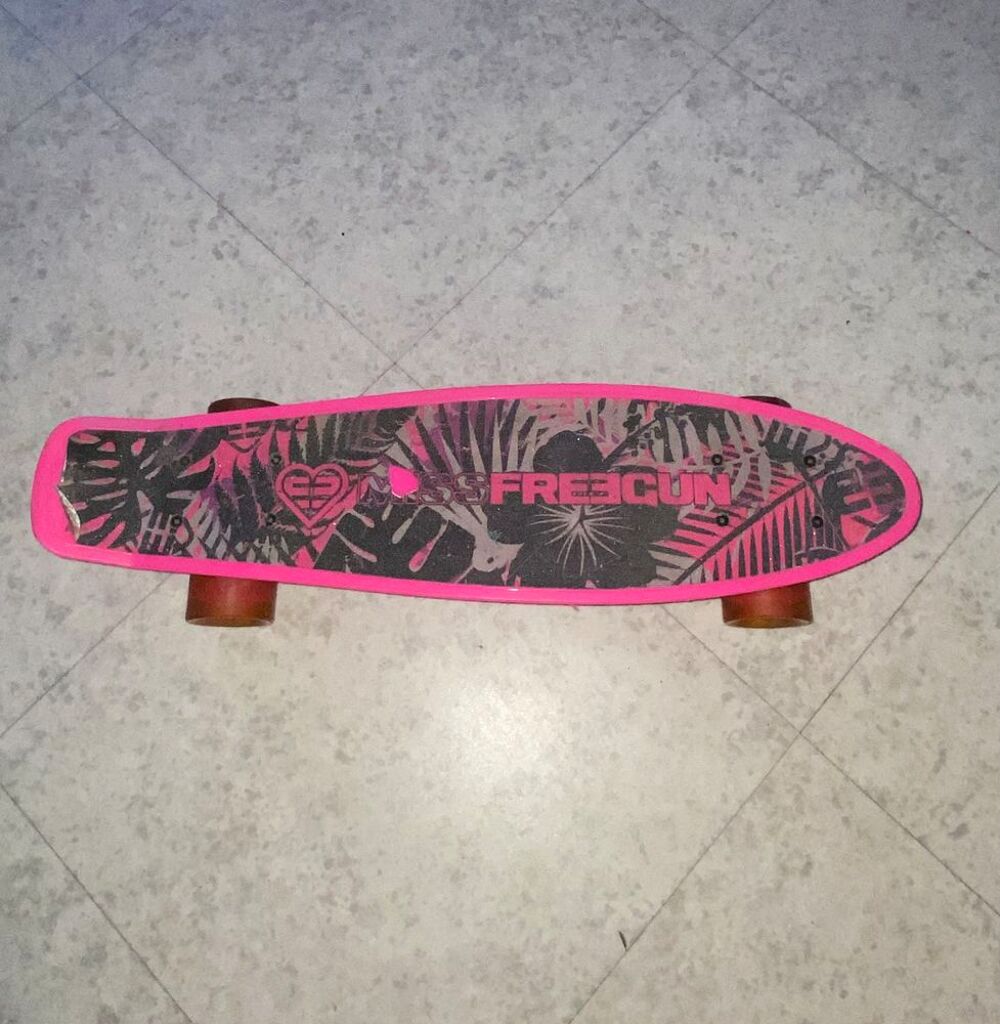 skateboard de marque Freegun. Sports