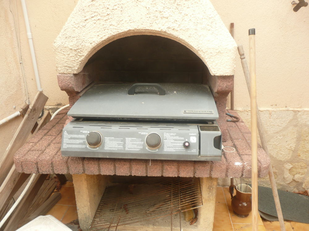plancha dans barbeque en pierre Jardin