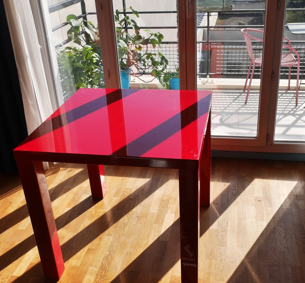 Table carr&eacute;e design laqu&eacute;e rouge. 80x80x76. Etat parfait. Meubles