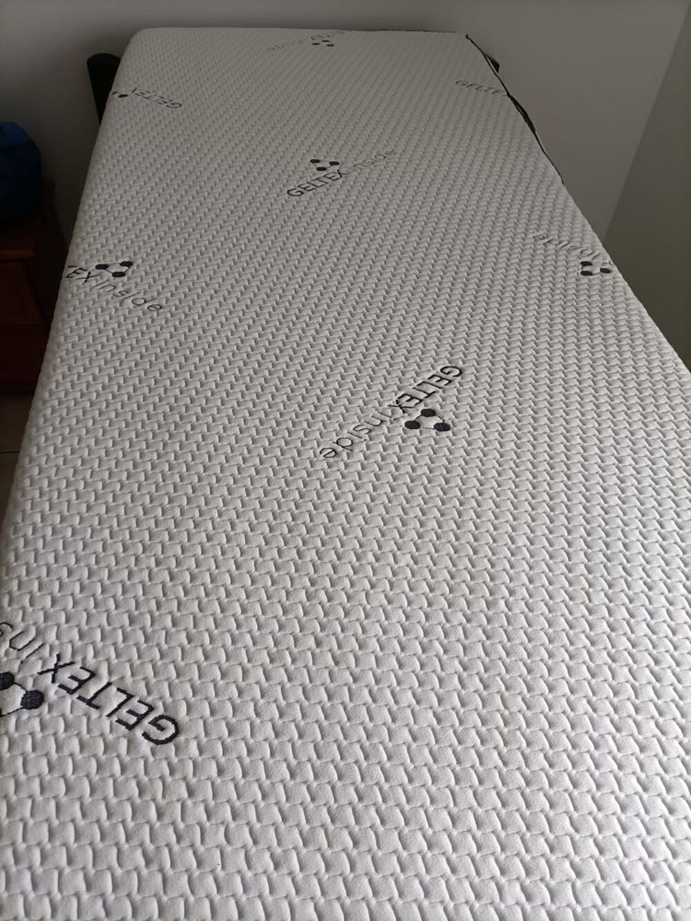 lit m&eacute;canis&eacute; Dunlopillo avec matelas et deux t&eacute;l&eacute;commandes Meubles
