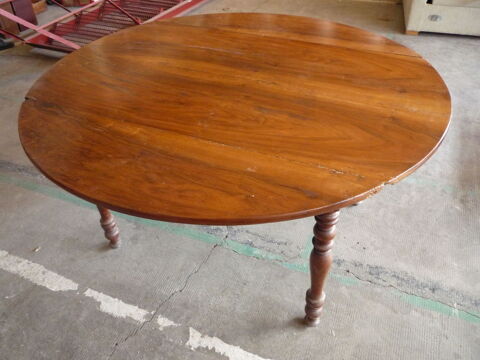 Table ronde en noyer  abattant/ Louis Philippe
185 Castres (81)