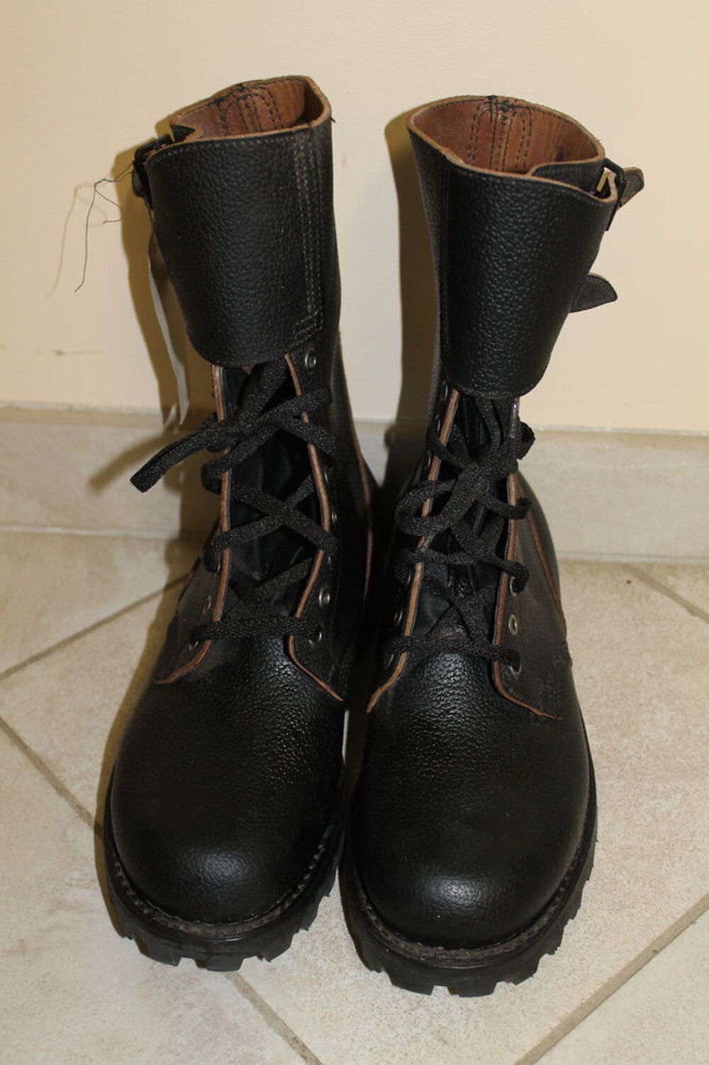 UNE PAIRE DE RANGERS HOMME T:43.MODELE DE L'ARMEE FR. Chaussures