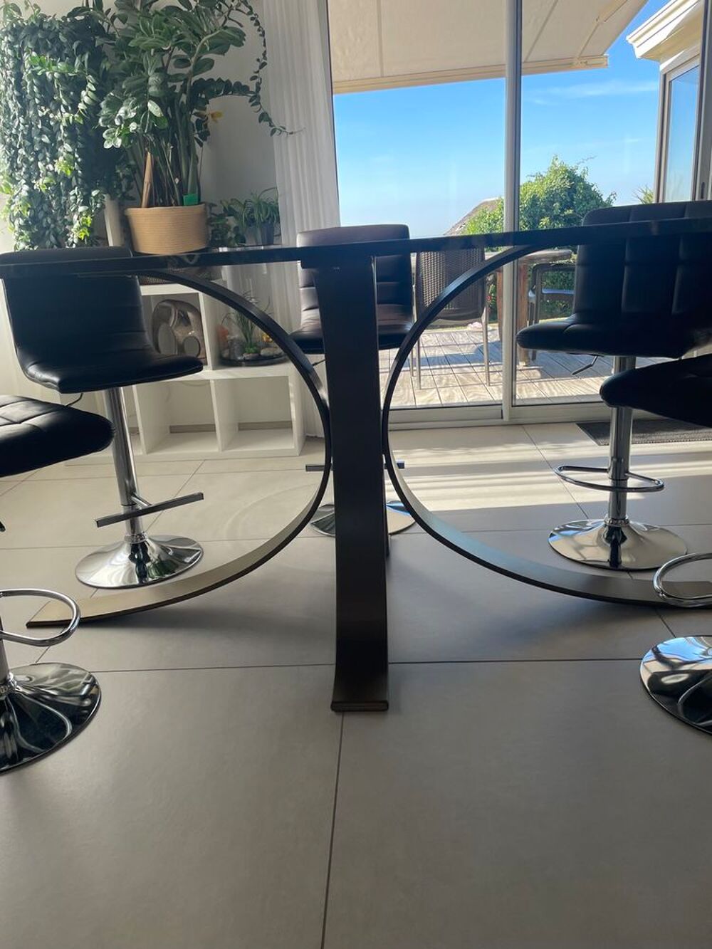 Table plateau granit et pi&eacute;tement en fer trait&eacute; Meubles