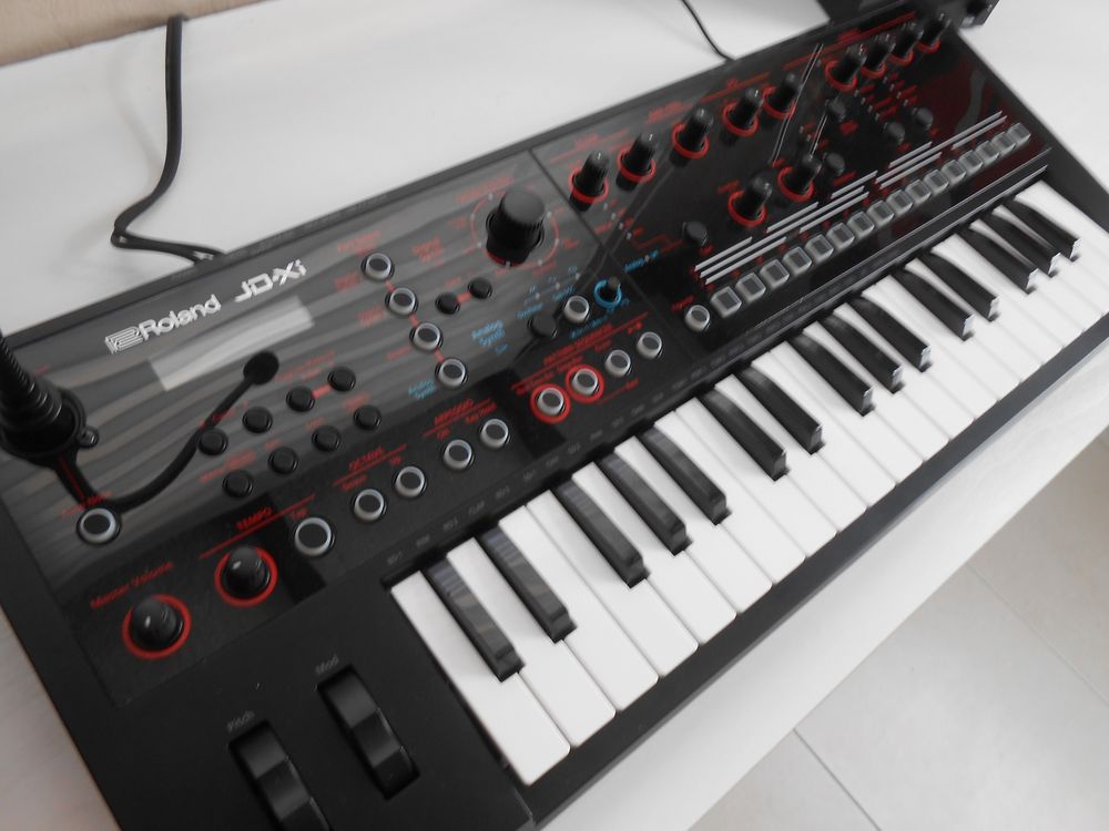 Synthetiseur ROLAND JD Xi 
Instruments de musique