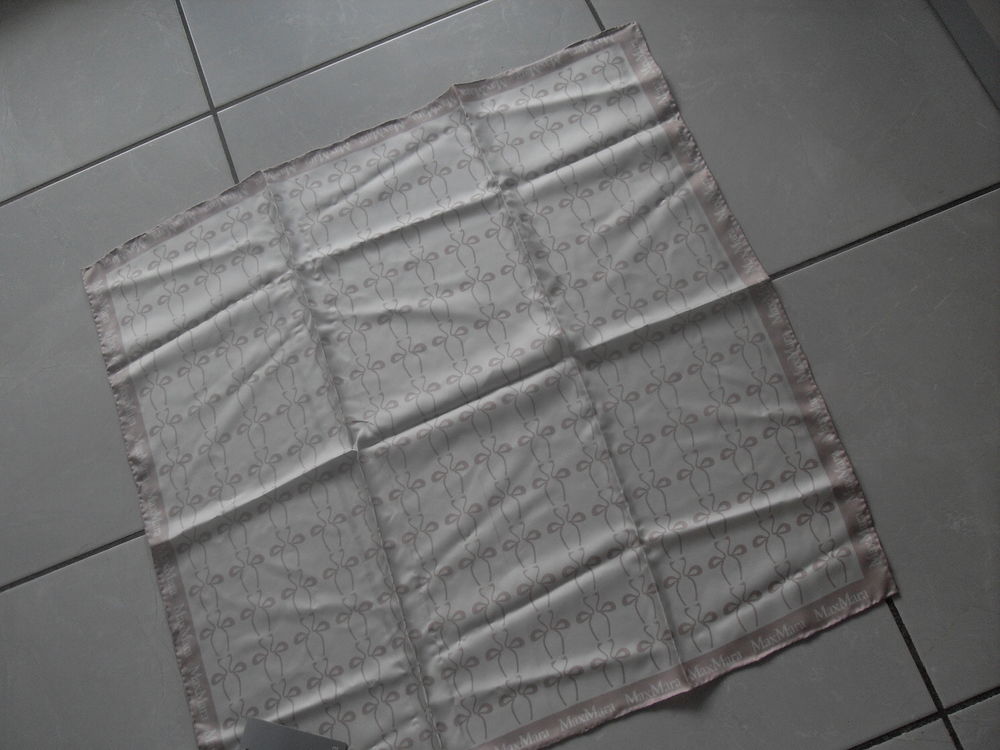 Superbe foulard de marque Vêtements