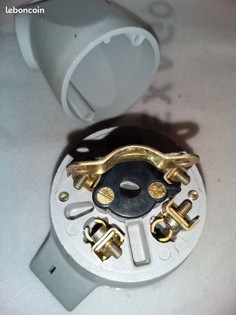 055865 - Fiche femelle Legrand 3P+T 32A 380V - Coud&eacute;e
Bricolage