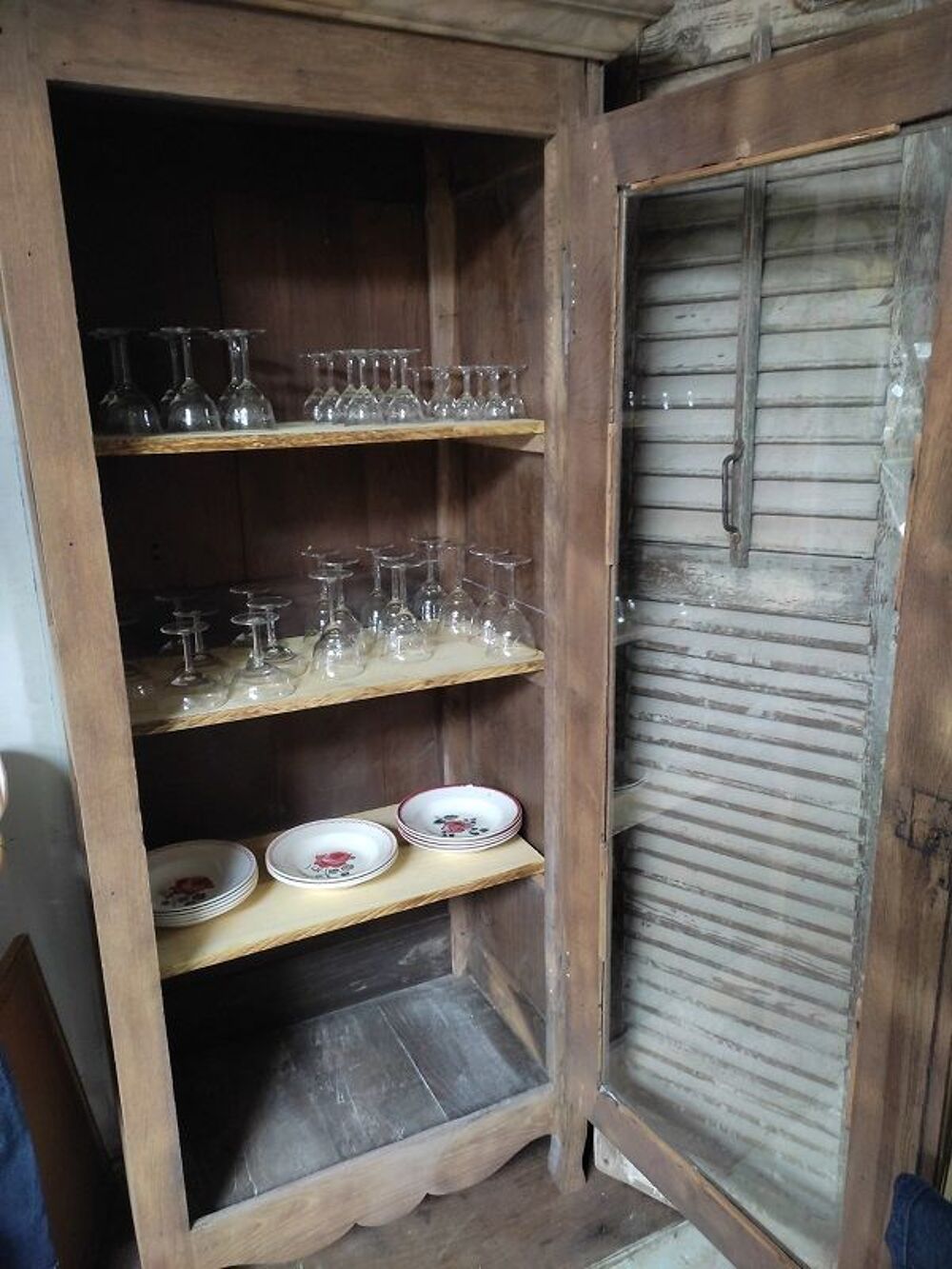 Meuble Armoire vitrine vitr&eacute; bois massif A&eacute;ro-gomm&eacute;e ancien Meubles