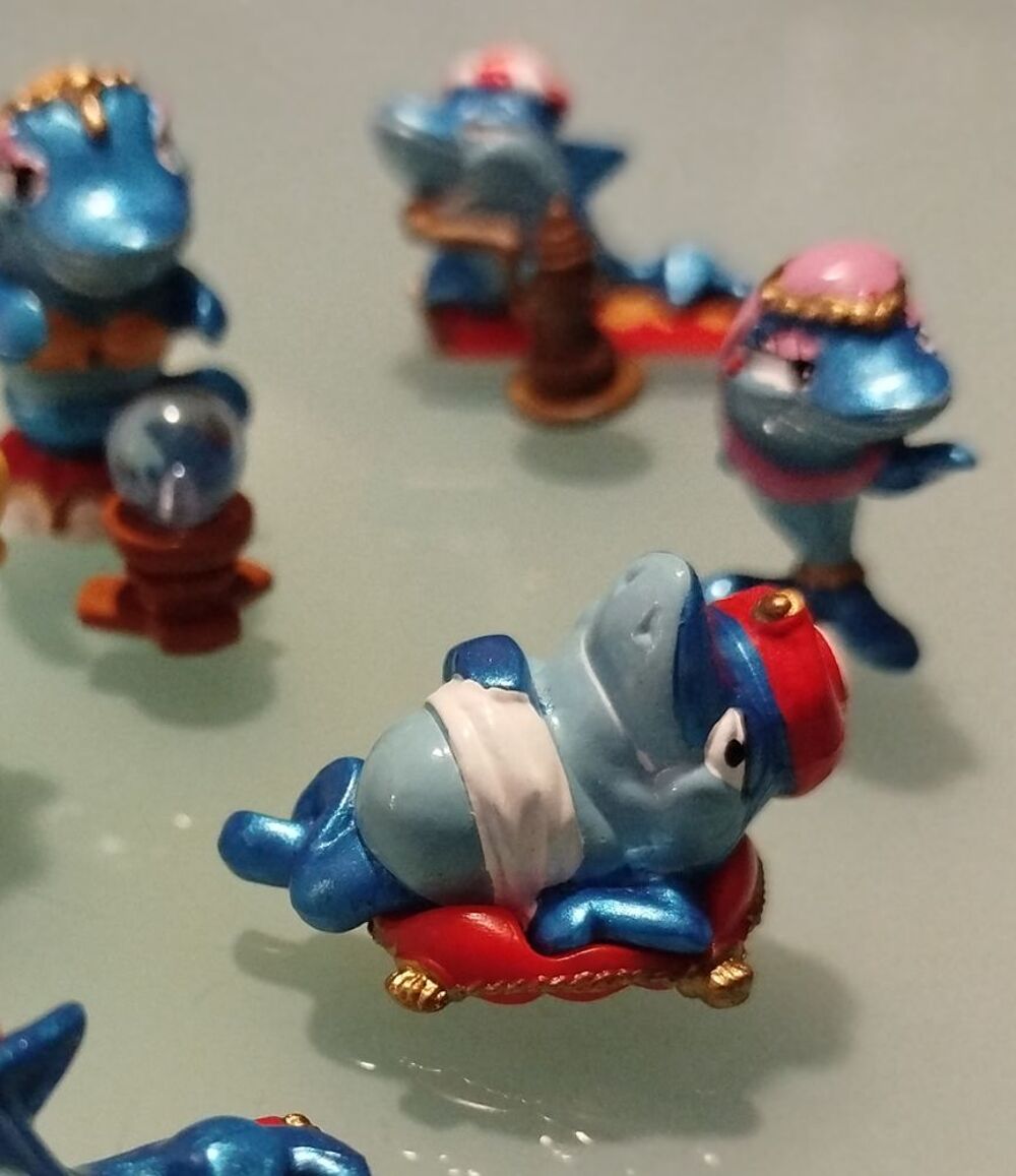 Gros lot de + 300 figurines et accessoires KINDER /ann&eacute;es 90 