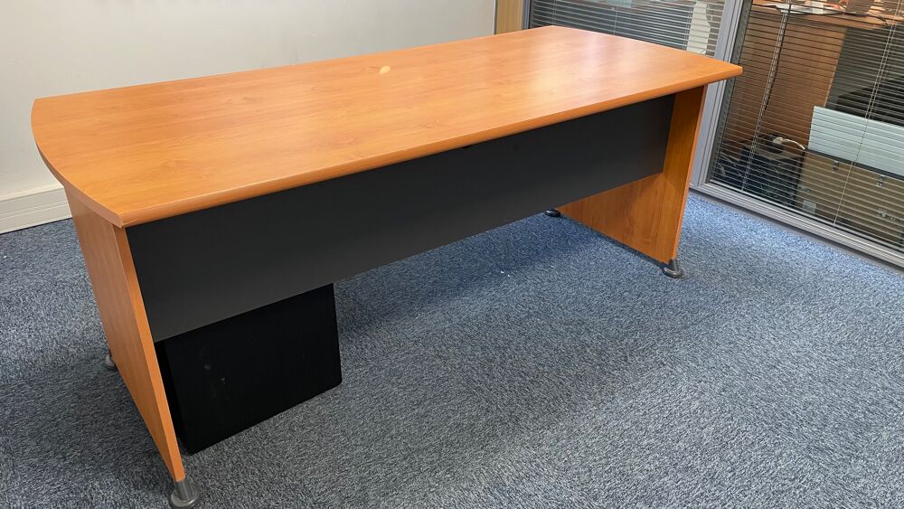 Bureau bois professionnel. Meubles