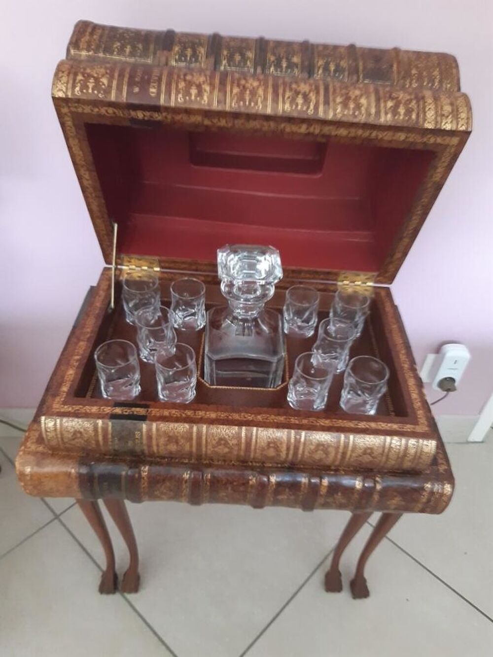 CAVE A LIQUEUR FAUX LIVRES / CARAFE BACCARAT 