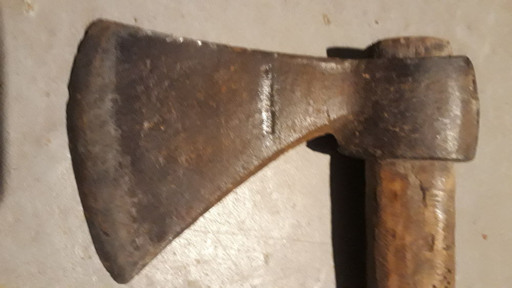Hache l&eacute;g&egrave;re. Bricolage