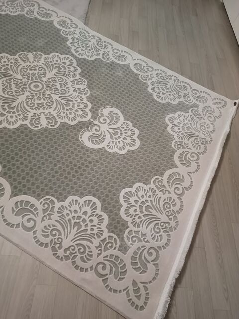 Tapis en laine gris et blanc cass. Quasiment neuf 160/230 c 127 Metz (57)