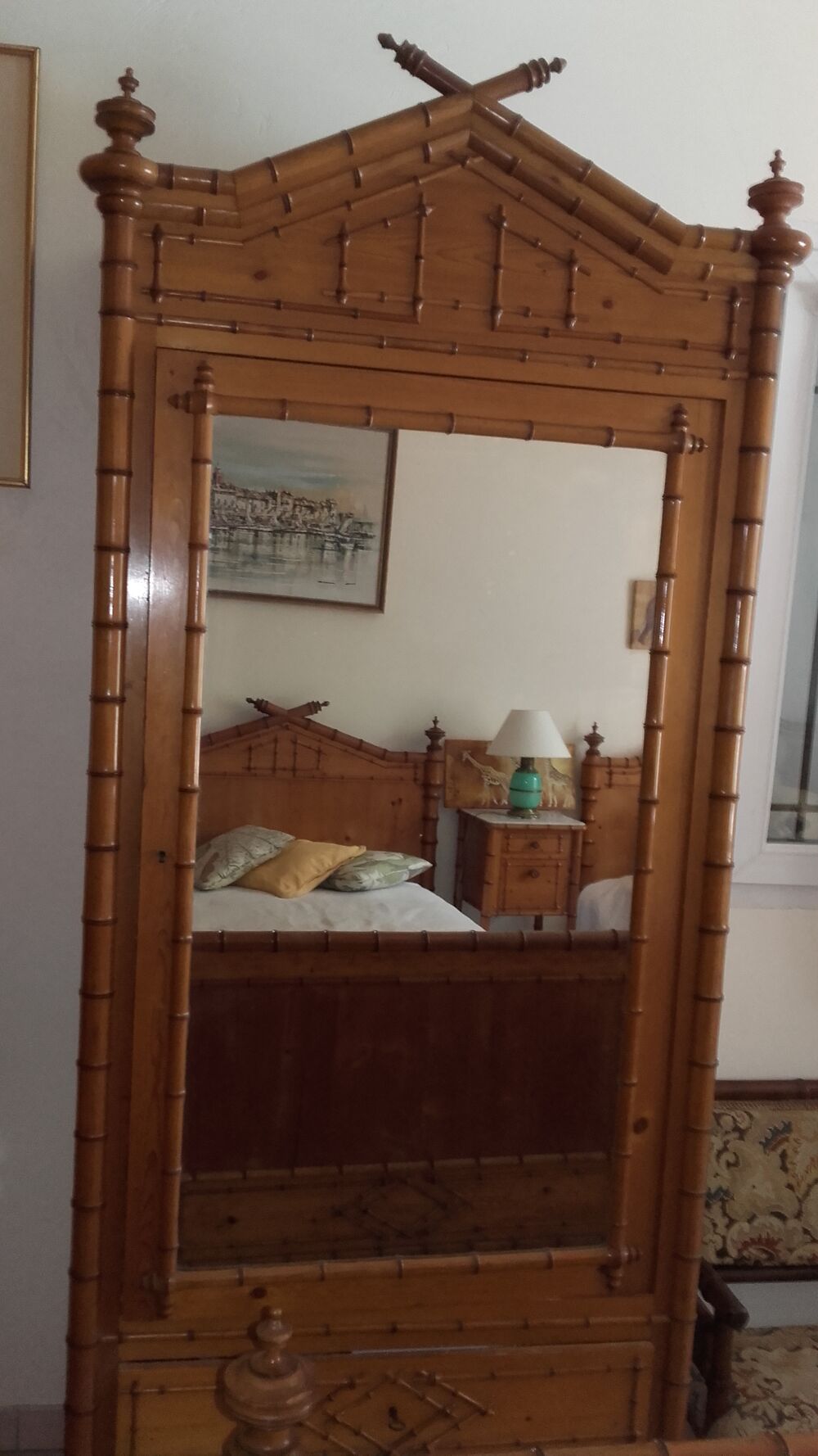 Mobilier de chambre &agrave; coucher en bambou et pin. Meubles