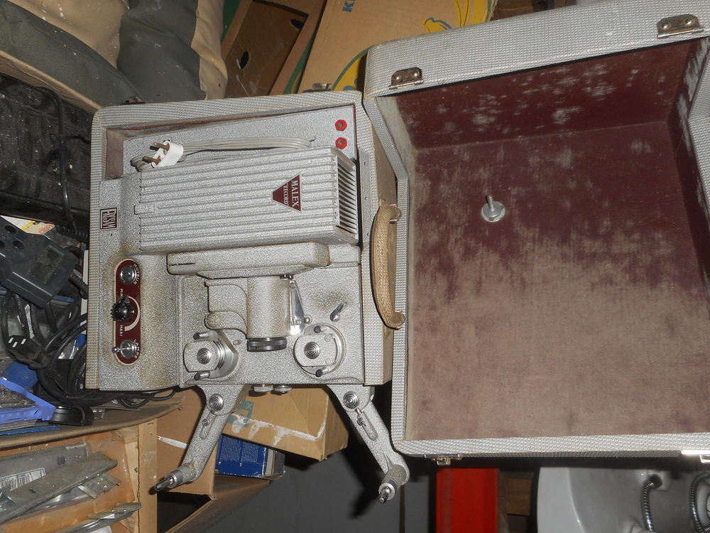 un joli poste arondi radio ancien de marque Path&eacute; camera Audio et hifi