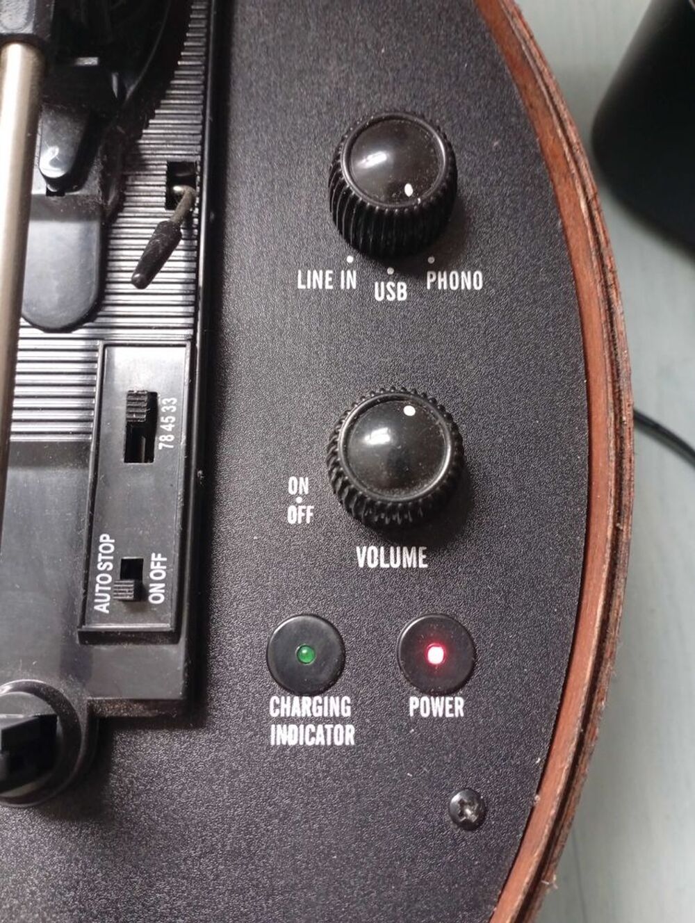 Tourne Disque, plus lecteur USB, Plus 2 baffles sur les c&ocirc;t&eacute;s, le tout dans tr&egrave;s belle valise en bois, &eacute;lectrique avec secteur 12v tr&egrave;s bon &eacute;tat 