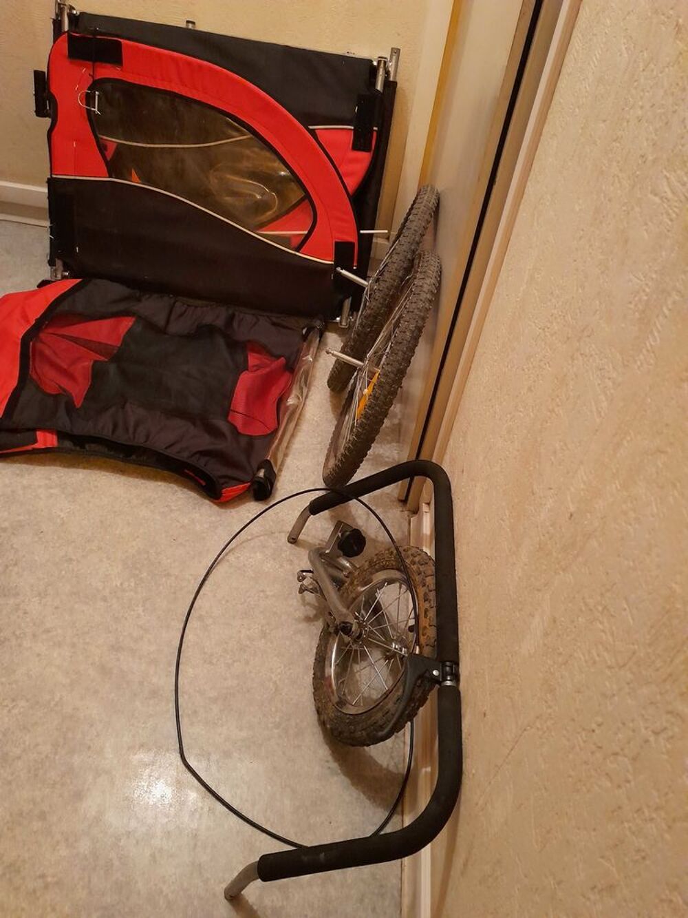 Remorque V&eacute;lo de deux places tr&egrave;s bonne &eacute;tat g&eacute;n&eacute;ral et compl&egrave;te Bricolage