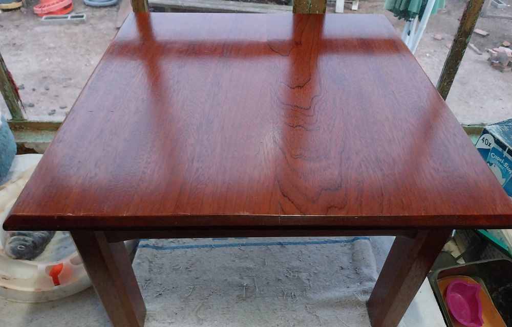 Table Basse carr&eacute;e en merisier massif. Meubles