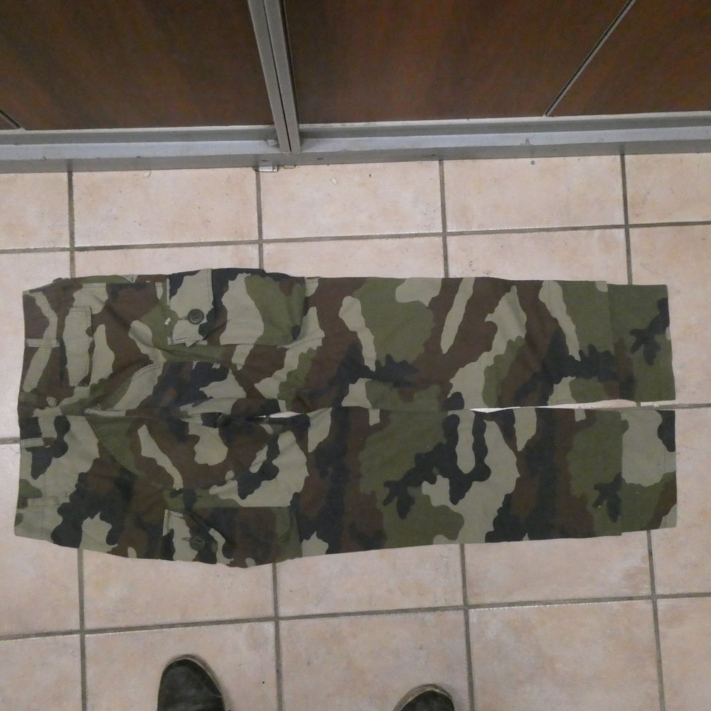 Tenue de chasse camoufl&eacute;e
Vêtements