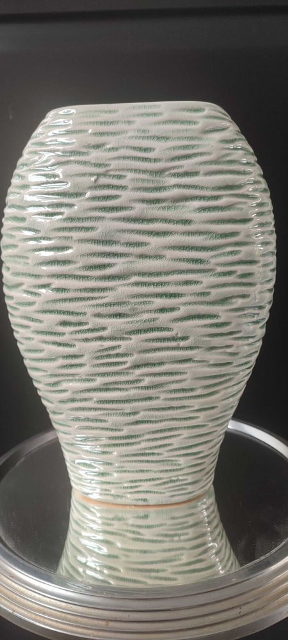 Vase en c&eacute;ramique craquel&eacute;e ann&eacute;es 80-90 d&eacute;cor v&eacute;g&eacute;tal 