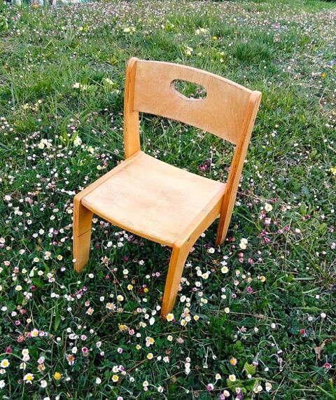Belle petite chaise enfant en bois verni 10 Monnetier-Mornex (74)
