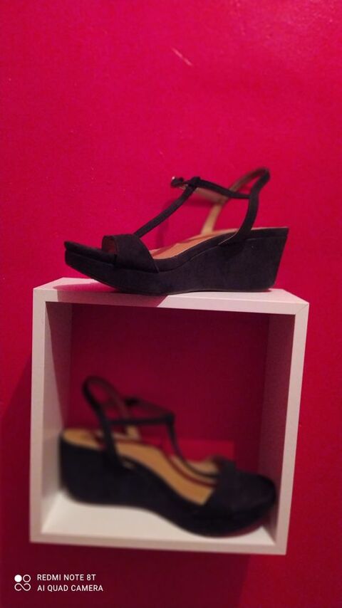 CHAUSSURES  POUR FEMMES 7 Gilette (06)